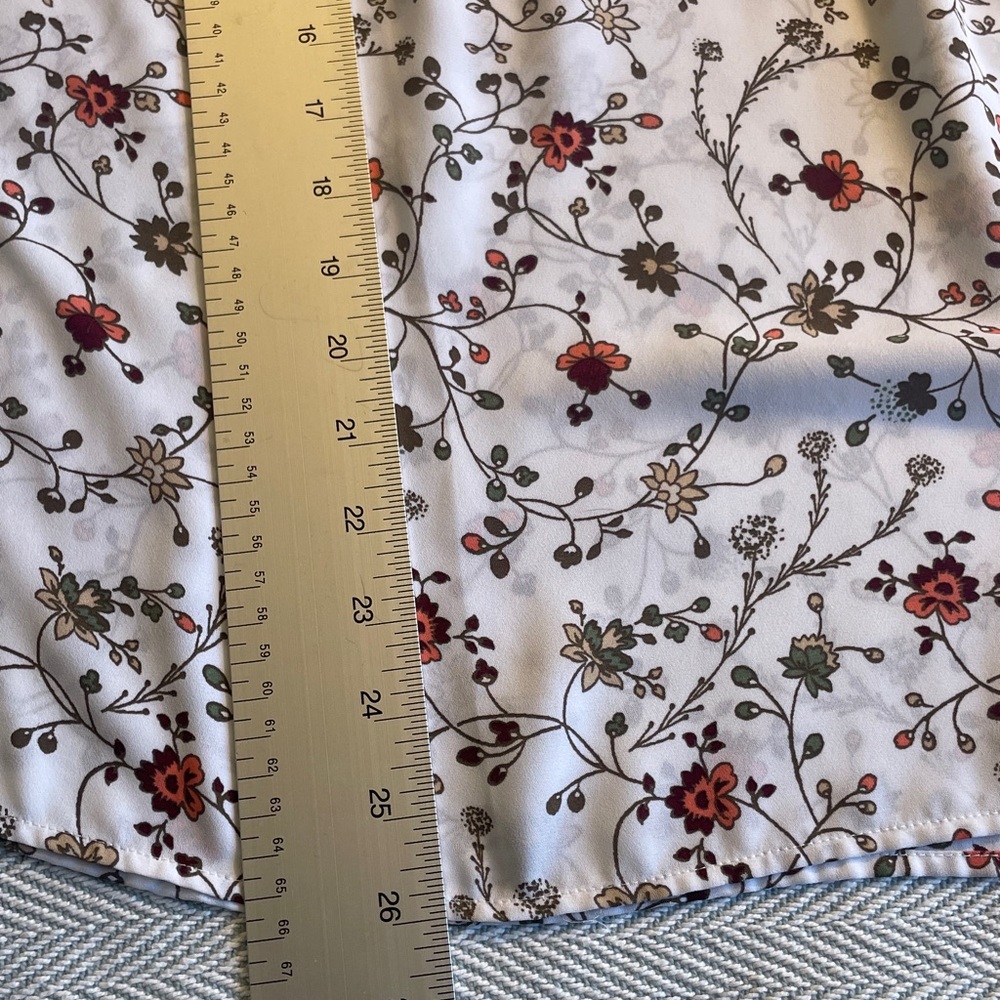 LOFT White Floral Cap Sleeve Blouse XL Pit to Pit 25” Preworn SO PRETTY - Picture 12 of 13